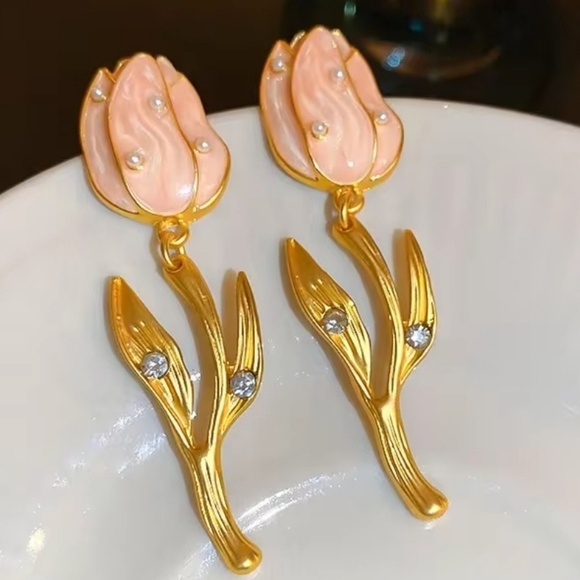 🔹️Piper K🔹  Gold and Cream Tulip Glass Stones Pearl Dangle Floral Earrings ✨🌷 - Picture 7 of 7